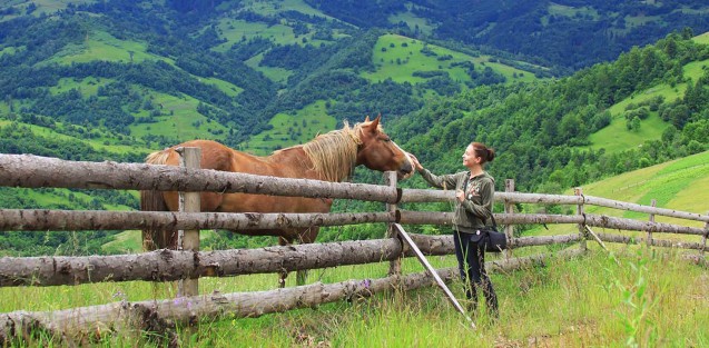 Девушка с лошадью в горах